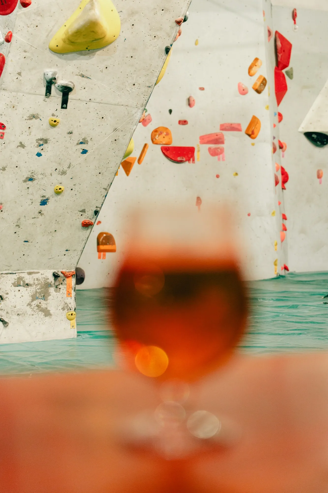 Une bière locale servie devant les murs de bloc