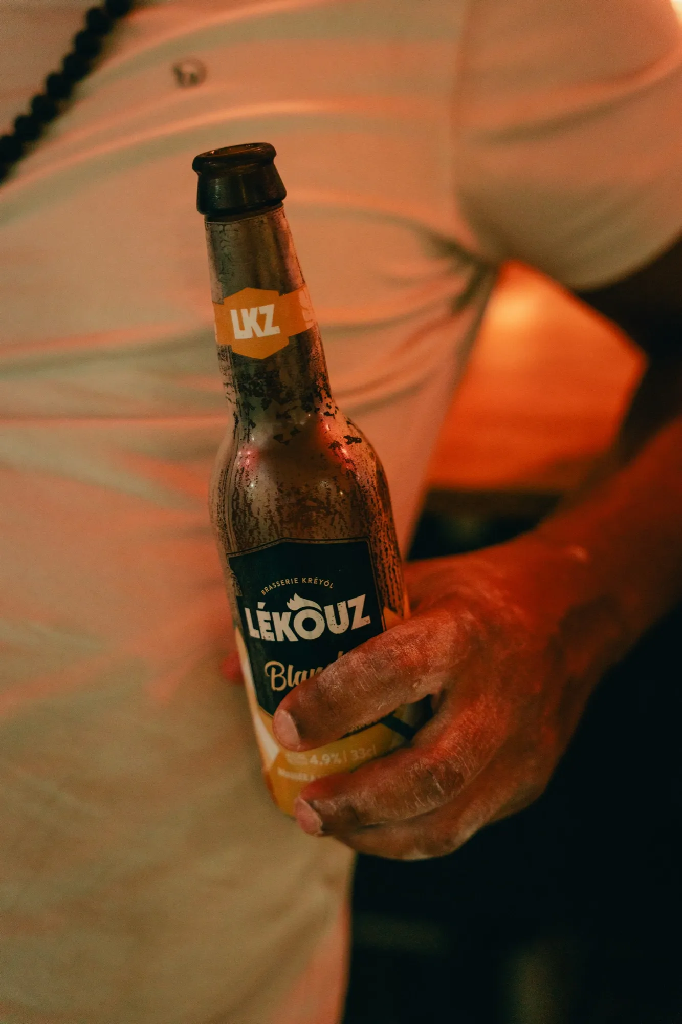 Bière locale Lékouz servie devant les murs de bloc