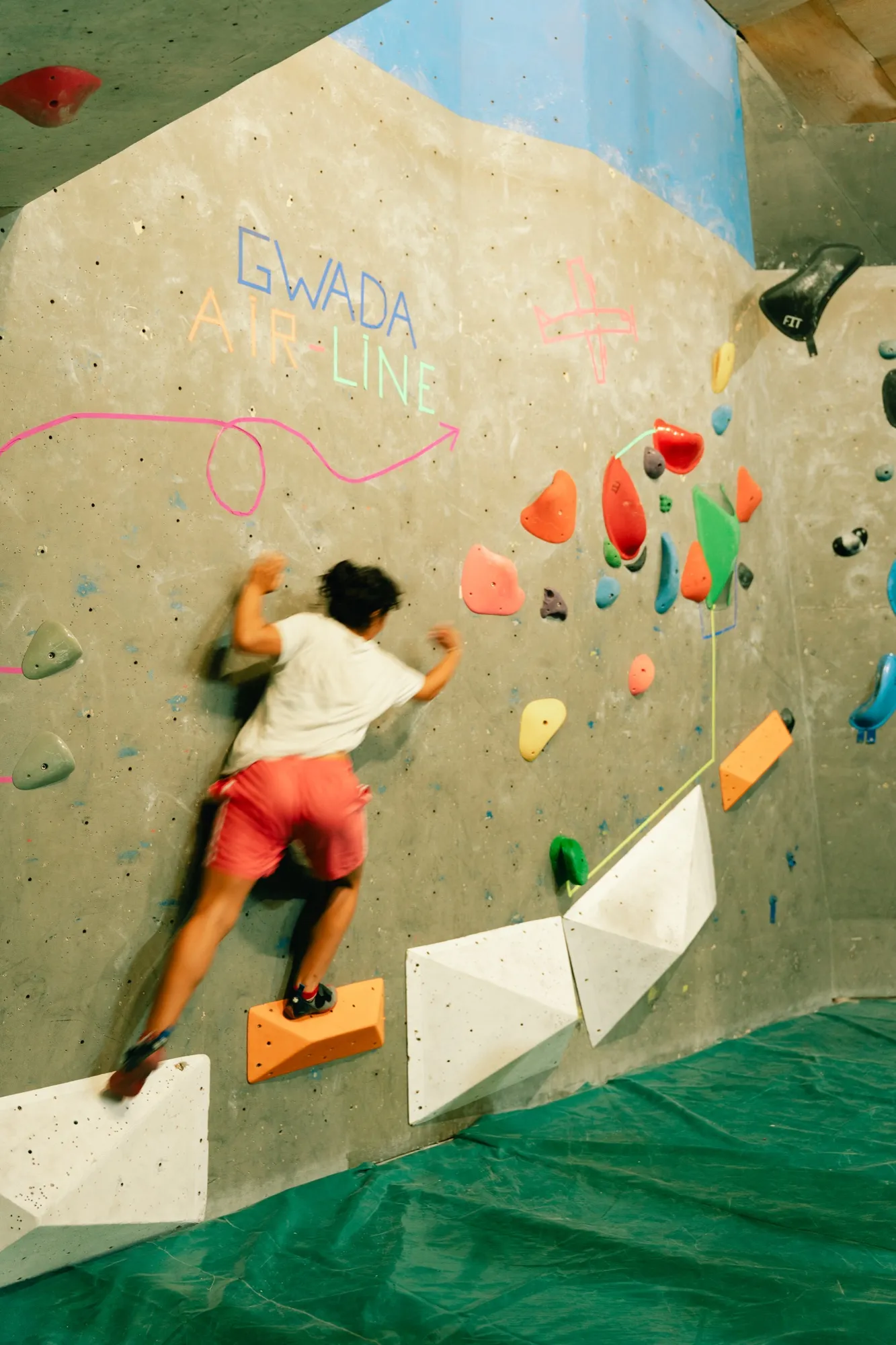 Grimpeuse sur le mur Gwada Airline