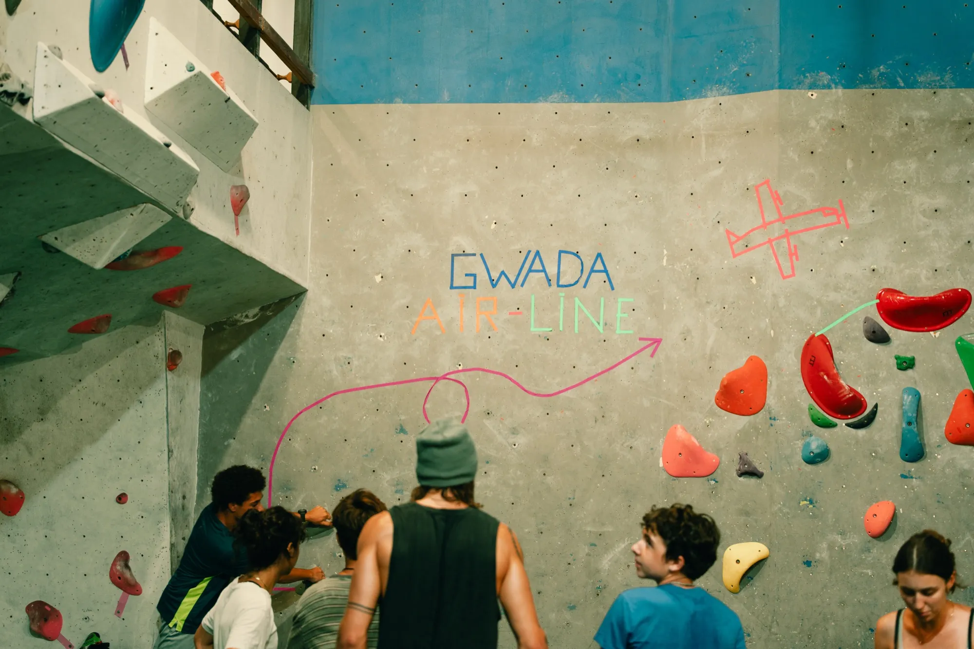 Groupe devant le mur Gwada Airline