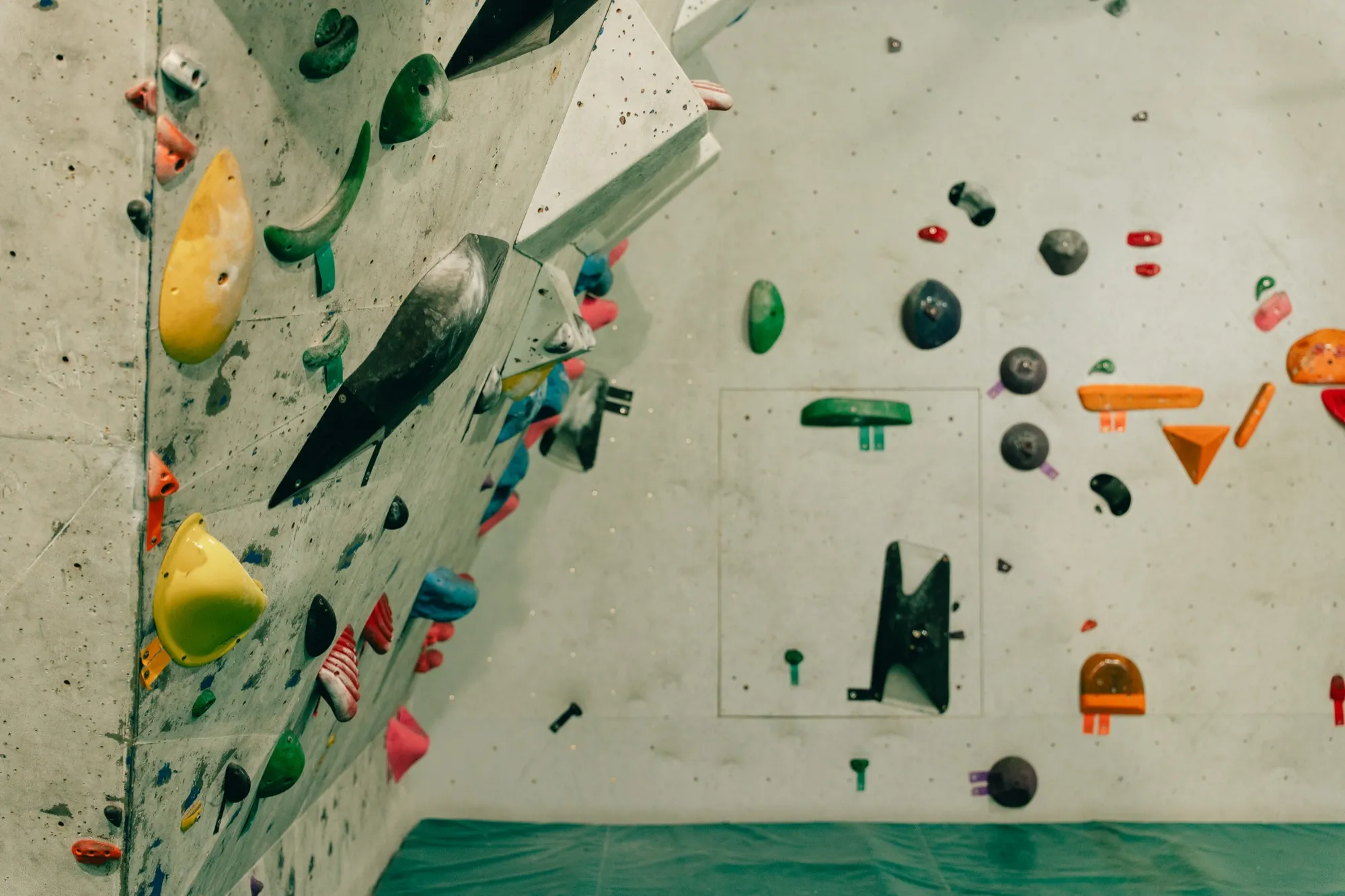 Vue d'ensemble des murs de bloc aux prises colorées
