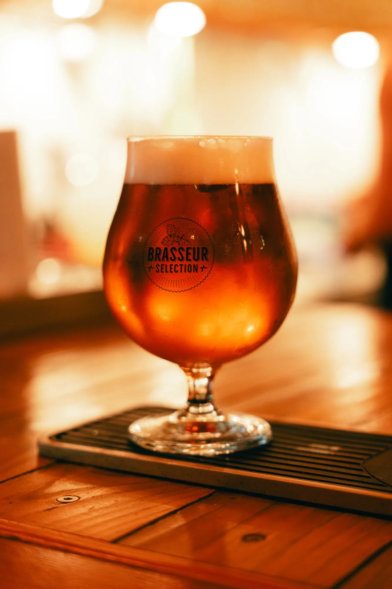 Verre de bière pression servi au comptoir du ravito